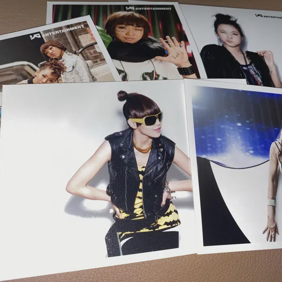 Открытка с дебютной трансляцией 2ne1